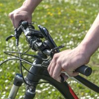 Sportarmband-Set Athlete Pro für den Unterarm mit Fahrradhalter für Smartphones bis 17, 8 cm (7 Zoll), Schwarz