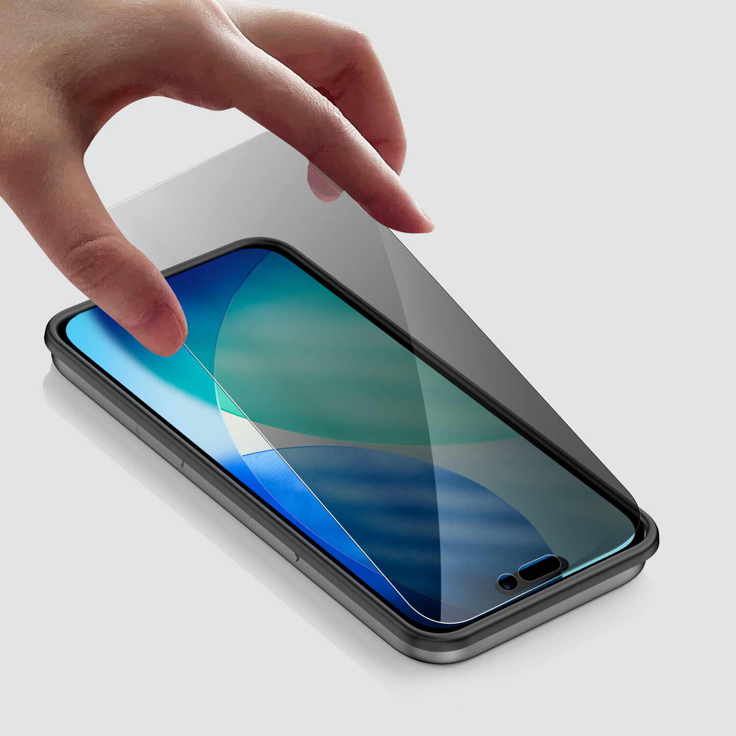 Die Applikation des 4smarts Second Glass Privacy für das Apple iPhone 17 Pro gestaltet sich ähnlich simpel wie das Anbringen einer Panzerfolie, unterstützt durch den Montagerahmen, der für eine präzise Positionierung sorgt.